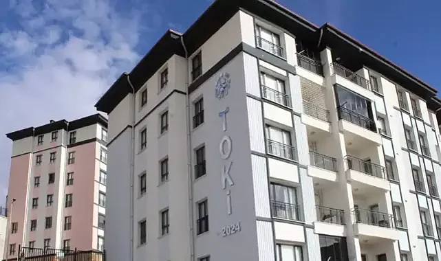 Enkazdan kızının çocukluk fotoğrafını kurtarabilen aile yeni evlerine yerleşti