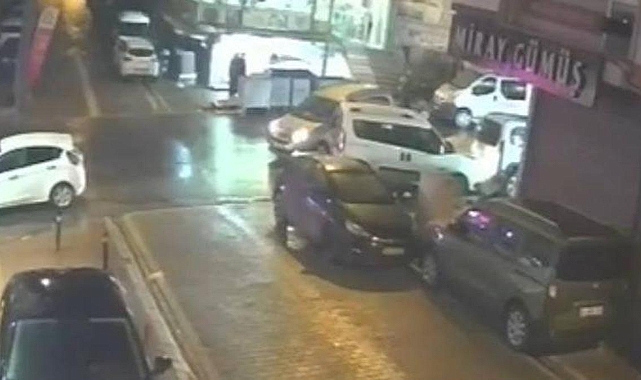 Esenyurt'ta kazayı engellemek için sürücüsünün manevra yaptığı hafif ticari araç yayaya çarptı