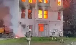 Fatih'te 2 katlı tarihi binada şüpheli yangın