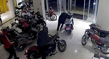 Kepengini zorlayarak girdikleri galeriden 1 dakikada 4 motosiklet çaldılar