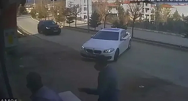 Manevra yaparak geriden giderken, arkadan gelen otomobil ile çarpıştı