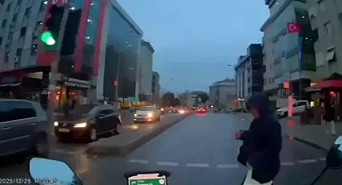 Motosikletli sürücüsünün yayaya çarptığı feci kaza kameralara yansıdı 