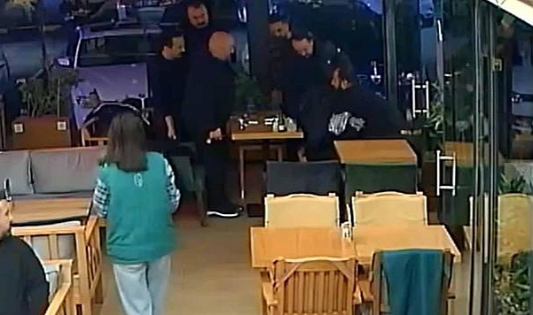 Nefes borusuna çay kaçan arkadaşını Heimlich manevrasıyla kurtardı