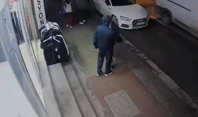 Sultangazi'de mağaza önlerinden kıyafet hırsızlığı kamerada