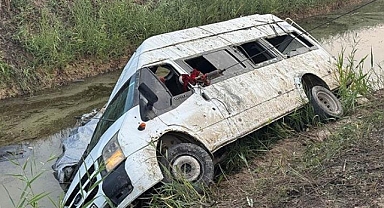 Tarım işçilerini taşıyan minibüs, sulama kanalına devrildi; 18 yaralı