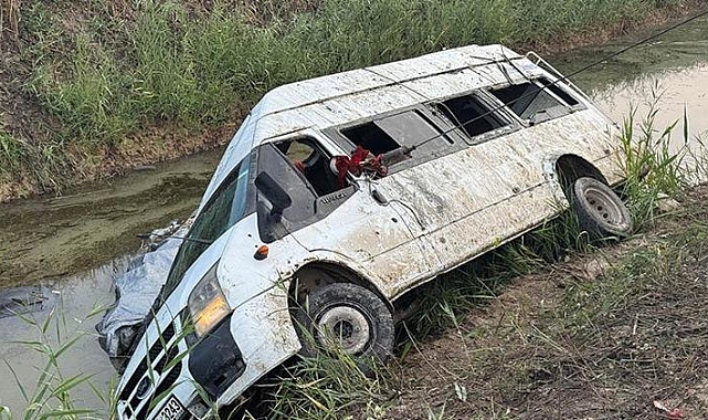 Tarım işçilerini taşıyan minibüs, sulama kanalına devrildi; 18 yaralı
