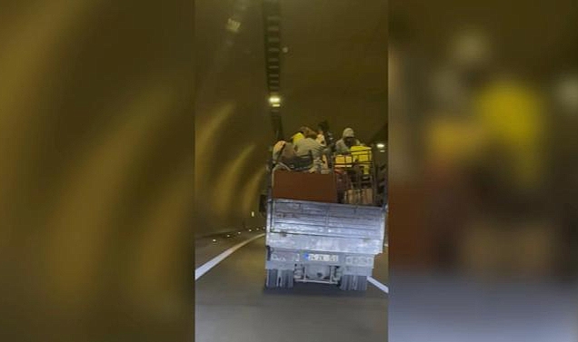 Üsküdar’da kamyonet kasasında tehlikeli yolculuk