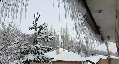 Van ve Hakkaride kar alarmı :Van'da 102, Hakkari'de 70 yerleşim yeri ulaşıma kapandı