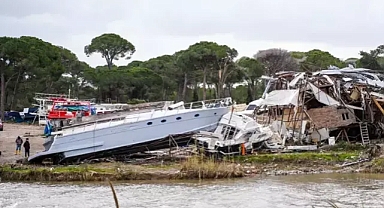 Antalya'da şiddetli hortum fırtınasında 100 dönümlük sera zarar gördü