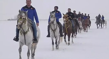 Atlı ciritçiler yaban hayvanları için seferber oldu, araziye yiyecek bıraktı