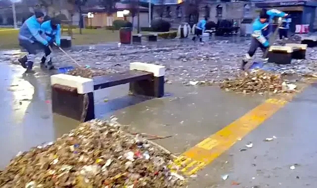 Bakırköy'de lodosla sahile taşınan atıklar temizlendi
