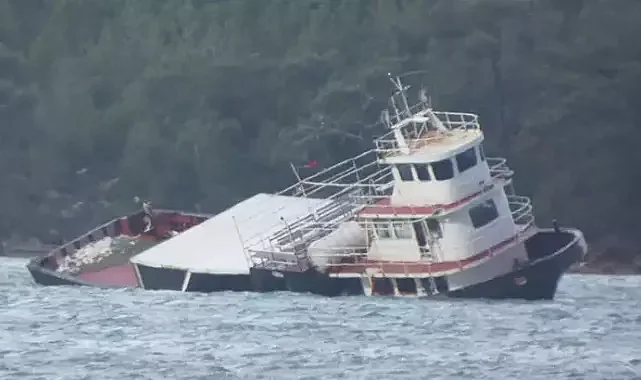 Balıkesir'de kuvvetli lodos nedeniyle sürüklenen feribot karaya oturup, yan yattı