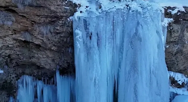 Bayburt'ta 10 metreyi aşan buz görüldü