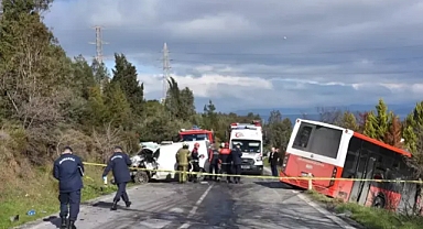 Belediye otobüsü ile minibüs çarpıştı: 1 ölü, 1'i ağır 8 yaralı