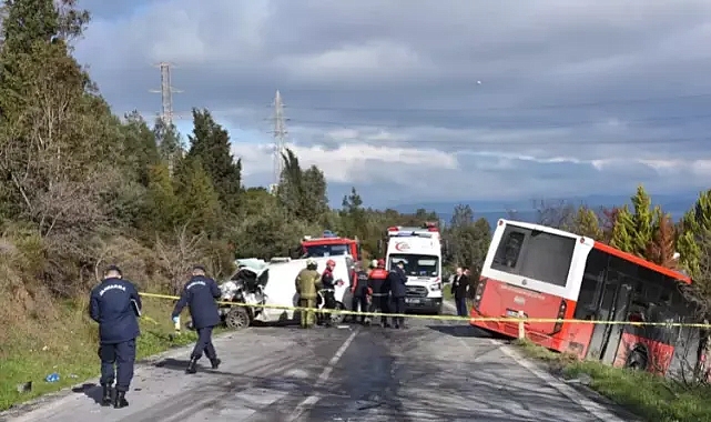Belediye otobüsü ile minibüs çarpıştı: 1 ölü, 1'i ağır 8 yaralı