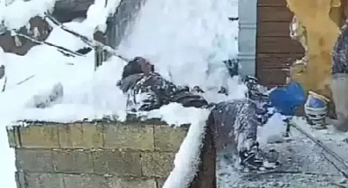 Çatısında ki karları temizlerken betona düşüp yaralandı