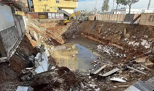 Drift atmaya çalışan sürücünün trafiği tehlikeye attığı anlar kamerada