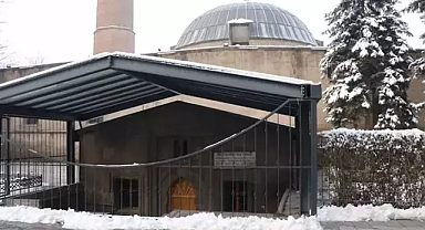 Enkazın altından yüzyıllık geçmiş çıktı.