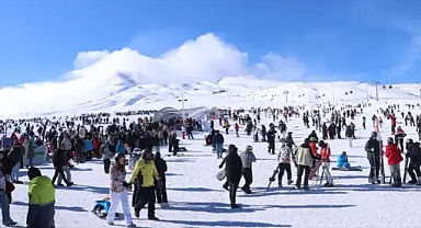 Erciyes Kayak Merkezinde hafta sonu tatili yoğun geçiyor