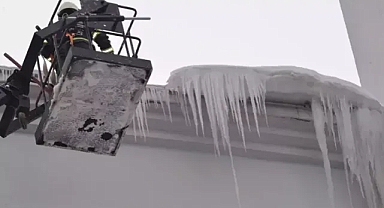 Erzurum'da ekipler buz sarkıtları ile mücadele etti