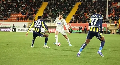 Fenerbahçe deplasmanda 2 kere geri düşmesine ramen galip gelmeyi başardı.