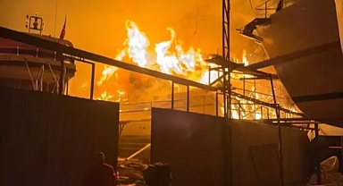 Fethiye’de tersanede korkutan yanğın :Yapımı süren gulet alevlerle mücadele etti