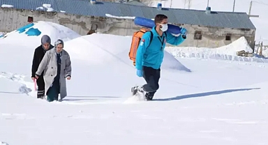 Hastalarına umut olmak için hergün 1,5 kilometrelik karlı yolda yürüyor