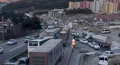 Hatay'da buzlanan yolda zincirleme kaza meydana geldi