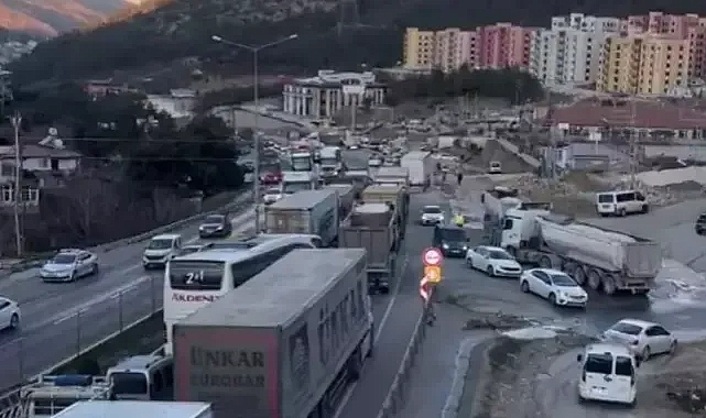 Hatay'da buzlanan yolda zincirleme kaza meydana geldi