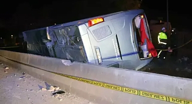 Hatay’dan Konya’ya giden yolcu otobüsü, beton bariyere çarparak devrildi.