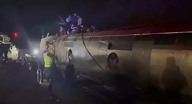 İspanya'da bir hızlı trenin üç vagon raydan çıktı :39 ölü