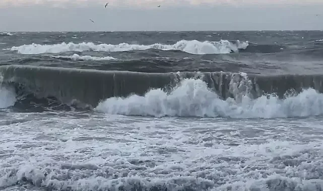 İstanbul’da lodos etkili oldu; dalgalar mendirekleri aştı