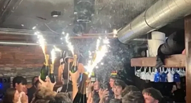 İsviçre'de yılbaşı kutlamasın da yangının maytaplı mumlardan kaynaklandığı düşünülüyor