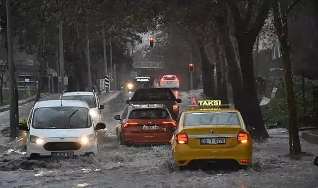 İzmir'de sağanak etkili oldu