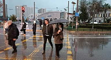 İzmir'de sağanak etkisini gösterdi : Trafikte zor anlar yaşandı.