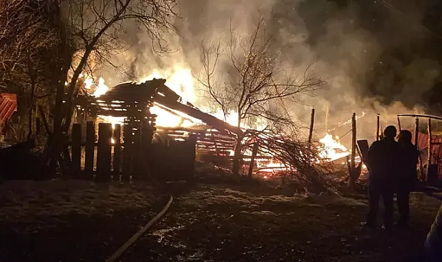 Karabük’te 200 yıllık 2 katlı ahşap ev, yangında küle döndü