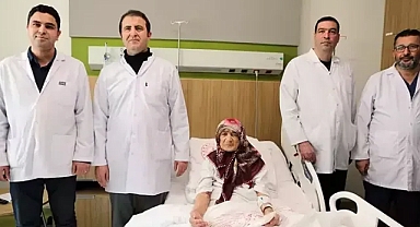 Karnında 4,5 kiloluk kitleyle yaşadığı ortaya çıktı.