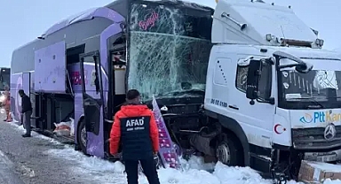 Kars'ın Sarıkamış ilçesinde kamyonu çarpan yolcu otobüsünde 9 kişi yaralandı