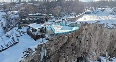 Kayalıklar üzerine inşa edilen cam terasa ziyaretçi akın etti.