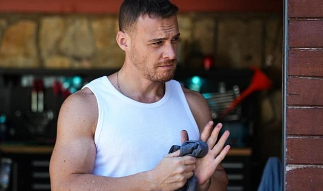 Kerem Bürsin aşka geldi! Selin Yağcıoğlu'nu öpmeye doyamadı