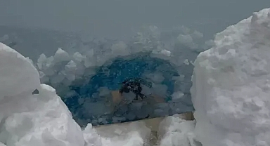 Konakladığı otelde eksi 10 derece buzlu suya girerek ağızları açık bıraktı