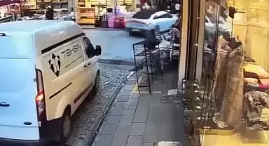 Kontrolünü kaybeden otomobil önce motosiklete sonra dükkana çarptı: 4 yaralı