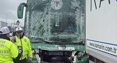 Konyaspor kafilesini taşıyan otobüs TEM Otoyolu'nda kamyon ile çarpıştı: 3 kişi yaralandı
