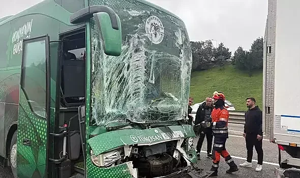 Konyaspor kafilesini taşıyan otobüs TEM Otoyolu'nda kamyon ile çarpıştı: 3 kişi yaralandı