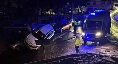 Kütahya'da buzlanma nedeniyle 2 araç üst üste bindi