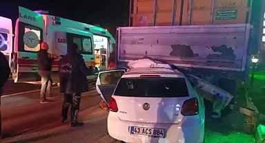 Manisa'da otomobilin TIR’a arkadan çarpması sonucu 1’i ağır 3 kişi yaralandı.