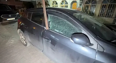 Rüzgarla beraber uçan 5 metrelik demir otmobilin camına saplandı