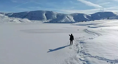 Sivas'ta Yıldız Göleti'nin yüzeyi buz tuttu