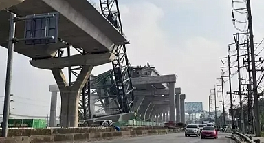 Tayland'da vinç yola devrildi.