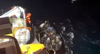 Yarı batık halde bulunan göçmen botundan 37 kişi kurtuldu, 7 kişi kayıp